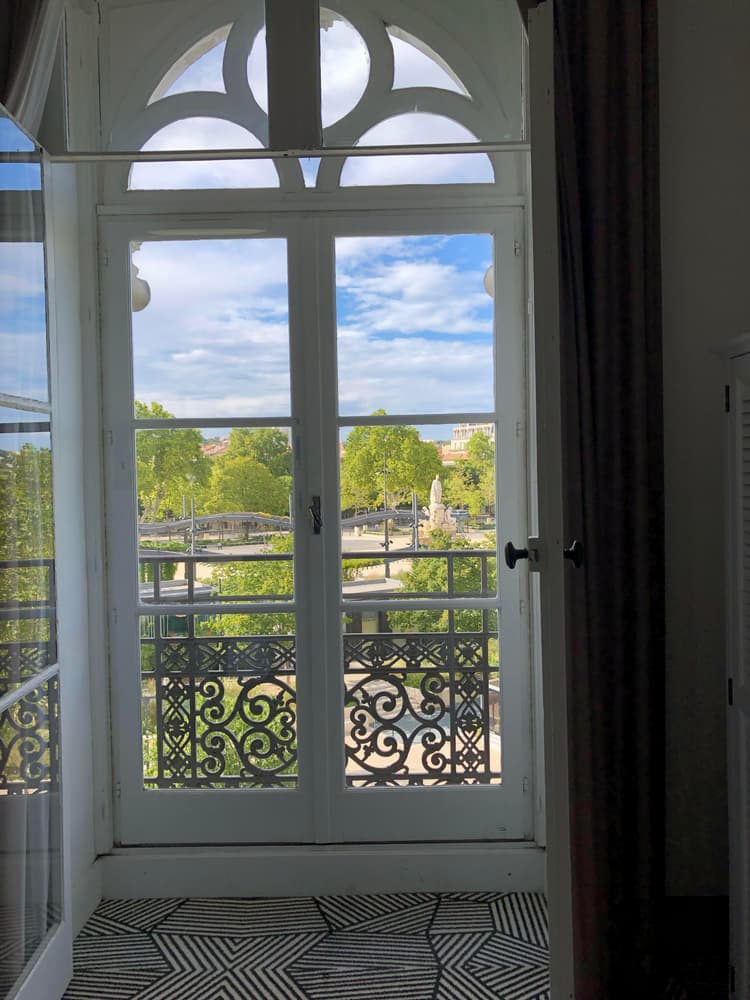 baie vitrée donnant sur un jardin