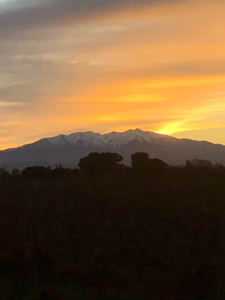 couché de soleil sur une montagne