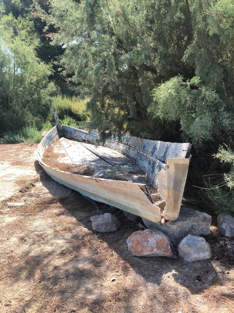 barque catalane sur la terre ferme