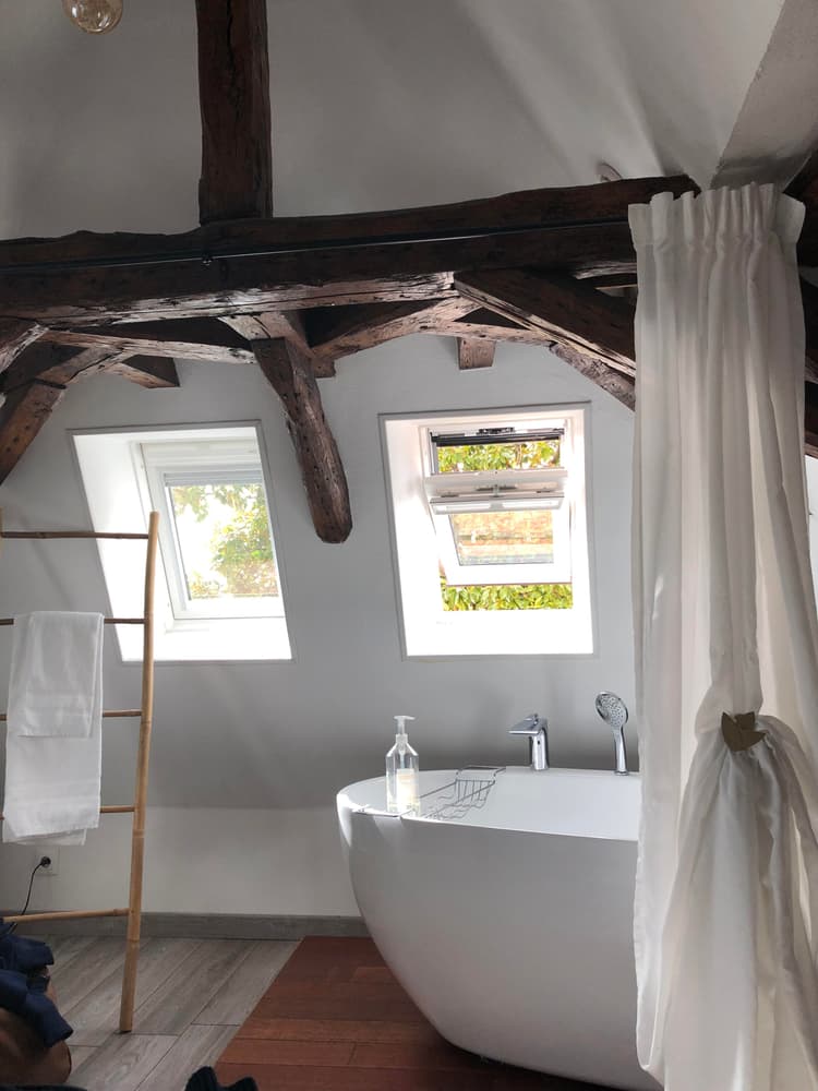 salle de bain avec poutre apparante