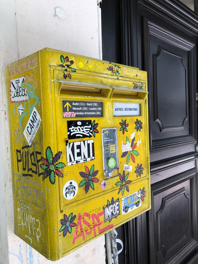 boîte aux lettres la poste avec dessins de fleurs